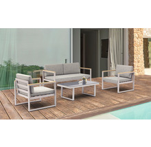 Gartensitzgruppe mit Sofa, Sesseln und Tisch auf einer Holzterrasse