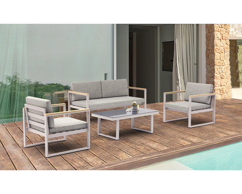 Gartensitzgruppe mit Sofa, Sesseln und Tisch auf einer Holzterrasse