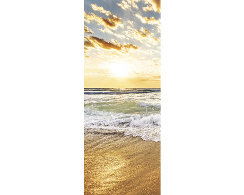 Strand mit Sonnenuntergang und Wellen