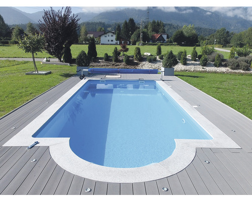 Rechteckiger Pool mit grauer Holzterrasse im Garten