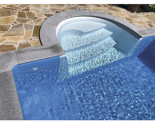 Schwimmbad mit Treppe und gefliestem Beckenrand
