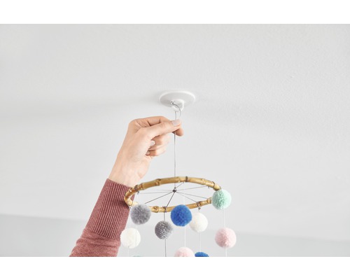 Installation eines Baby Mobiles an der Decke