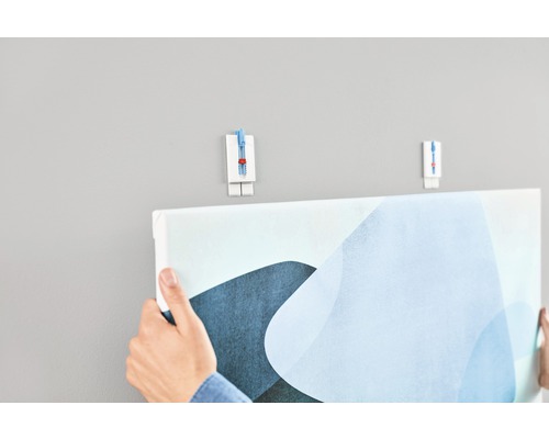 Aufhängen eines Bildes mit einem Bilderhaken an der Wand