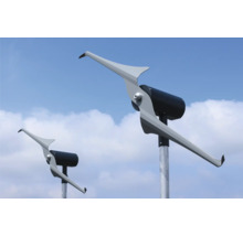 Zwei Windkraftanlagen zur Stromerzeugung vor blauem Himmel