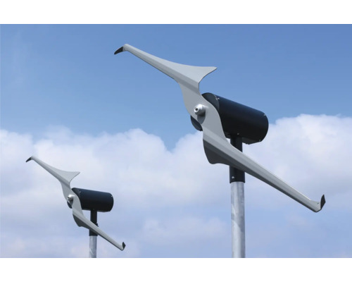 Zwei Windkraftanlagen zur Stromerzeugung vor blauem Himmel