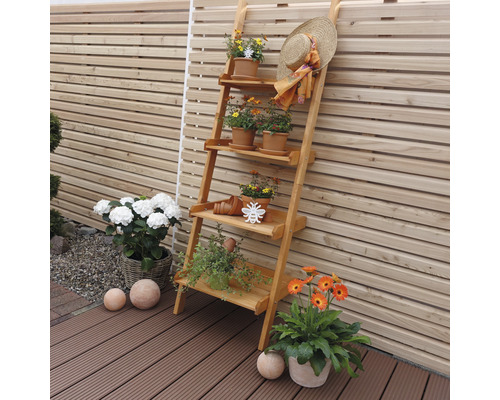 Holzleiterregal mit Pflanzen und Dekoration im Garten
