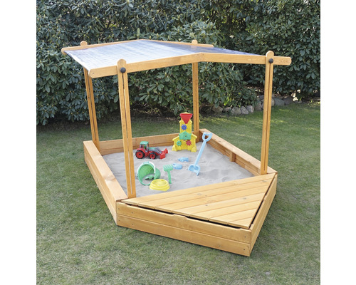 Sandkasten mit Dach und Sandspielzeug im Garten
