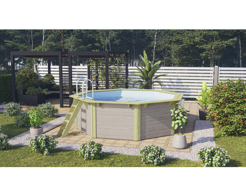 Gartenansicht mit Pool, Leiter und Pflanzen