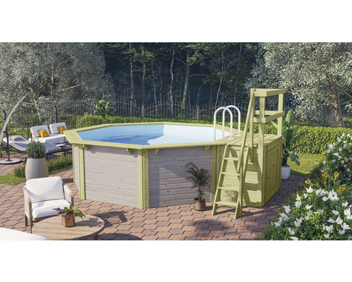 Achteckiger Holzpool mit Leiter im Gartenbereich