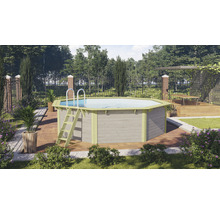 Achteckiger Holzpool mit Leiter in einem Garten.