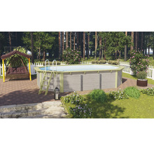 Aufstellpool aus Holz mit Leiter und Schaukel im Garten