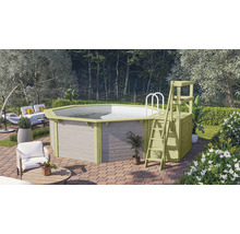 Achteckiger Holzpool mit Leiter und Lounge-Bereich im Garten