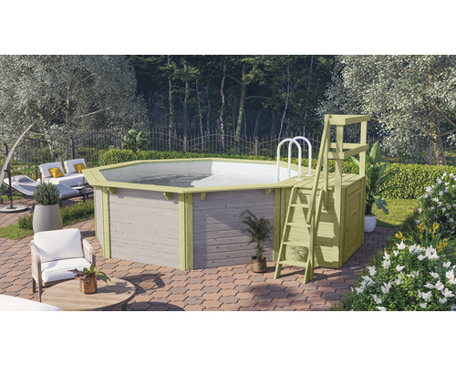 Achteckiger Holzpool mit Leiter und Lounge-Bereich im Garten