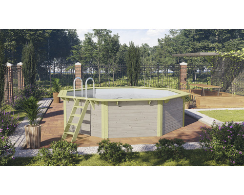 Achteckiger Holzpool mit Leiter im Garten