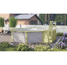 Aussenansicht eines Holzpools mit Leiter und Plattform im Garten.