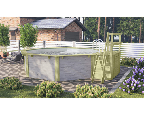 Aussenansicht eines Holzpools mit Leiter und Plattform im Garten.