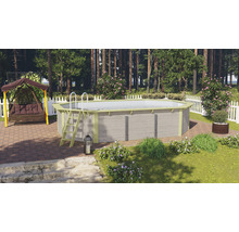 Gartenszene mit Holzpool, Leiter und Hollywoodschaukel