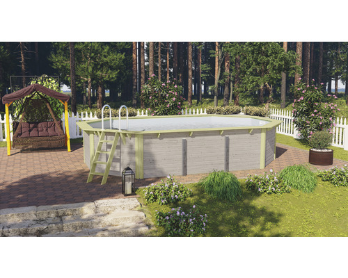 Gartenszene mit Holzpool, Leiter und Hollywoodschaukel