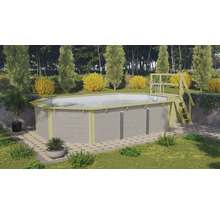 Gartenansicht mit Holzpool, Leiter und Bepflanzung