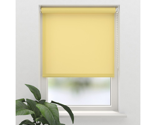 Gelbes Rollo am Fenster mit Kettenzug