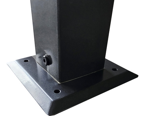Detailansicht eines Metallpfostens mit Fußplatte zur Befestigung