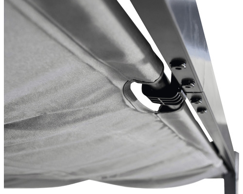 Detailansicht eines Pavillondachs mit Stoffbefestigung am Rahmen