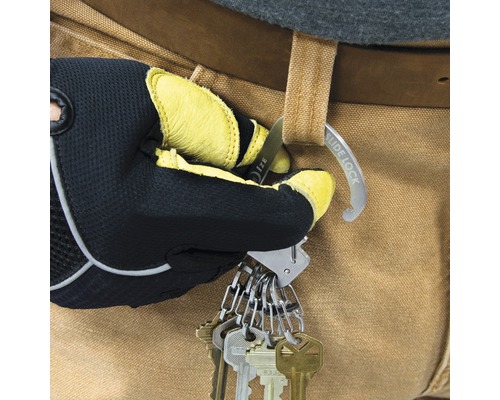 Nahaufnahme eines Schlüsselanhängers mit Schlüsselbund und Karabinerhaken am Gürtel einer Person
