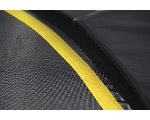 Detailansicht eines Trampolins mit Sicherheitsnetz