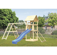 Spielturm mit Schaukel und Rutsche im Garten