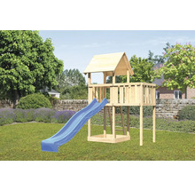 Spielturm aus Holz mit blauer Rutsche im Garten