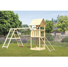 Holzspielturm mit Schaukel, Kletterwand und Rutsche im Garten.