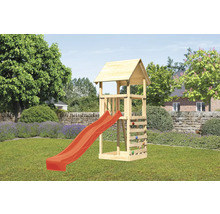Holzspielturm mit Rutsche im Garten