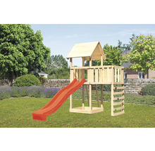 Spielturm aus Holz mit Rutsche und Kletterwand im Garten