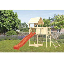 Spielturm aus Holz mit Rutsche im Garten