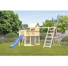 Holzspielturm mit Rutsche, Schaukel und Kletterleiter im Garten