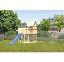Spielturm aus Holz mit Rutsche im Garten