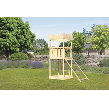 Spielturm aus Holz mit Leiter im Garten