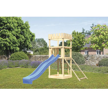 Spielturm aus Holz mit Rutsche im Garten