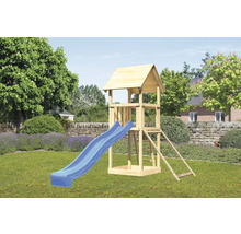 Spielturm aus Holz mit blauer Rutsche im Garten.