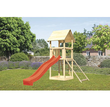 Spielturm aus Holz mit Rutsche im Garten