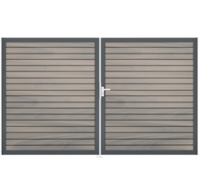 Doppeltor aus Holz mit horizontalen Lamellen und Metallrahmen