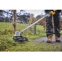 Aufsicht einer Person beim Rasentrimmen mit einem akkubetriebenen Rasentrimmer