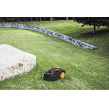 Rasenmähroboter auf Rasenfläche im Garten