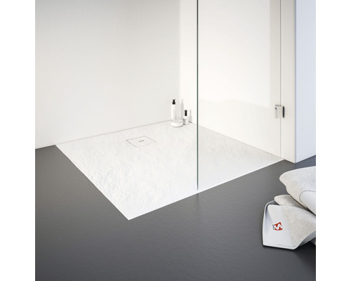 Begehbare Dusche mit Duschwanne und Glaswand in einem hellen Badezimmer