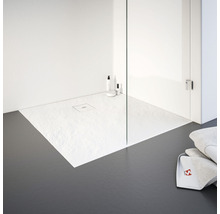 Ebenerdige Dusche mit Duschwanne und Duschabtrennung im Badezimmer.