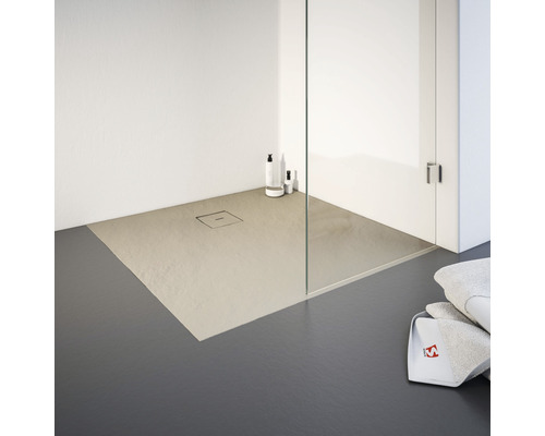 Begehbare Dusche mit Duschwanne, Duschabtrennung und Ablaufgarnitur.