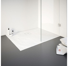 Ebenerdige Dusche mit Duschwanne aus Steinzeug und Duschabtrennung aus Glas in einem hellen Badezimmer.