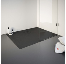 Badezimmer mit flacher, rechteckiger Duschwanne und Glasduschwand