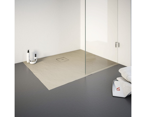 Bodenebene Dusche mit Duschrinne und Glaswand in einem modernen Badezimmer