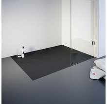 Begehbare Dusche mit Duschwanne aus Stein, Duschkabine und Badaccessoires für ein modernes Badezimmerdesign